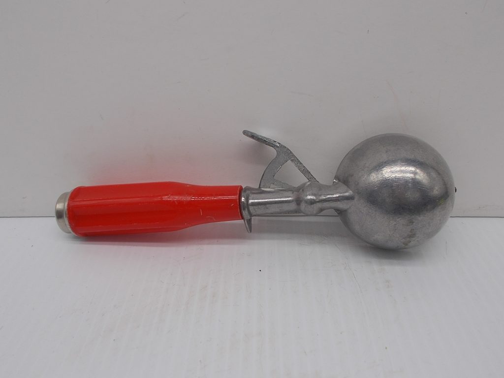 Ice Cream Scoop with Colored Handle – Treasures Under Sugar Loaf –  Antiques, Collectibles, Home Decor and More