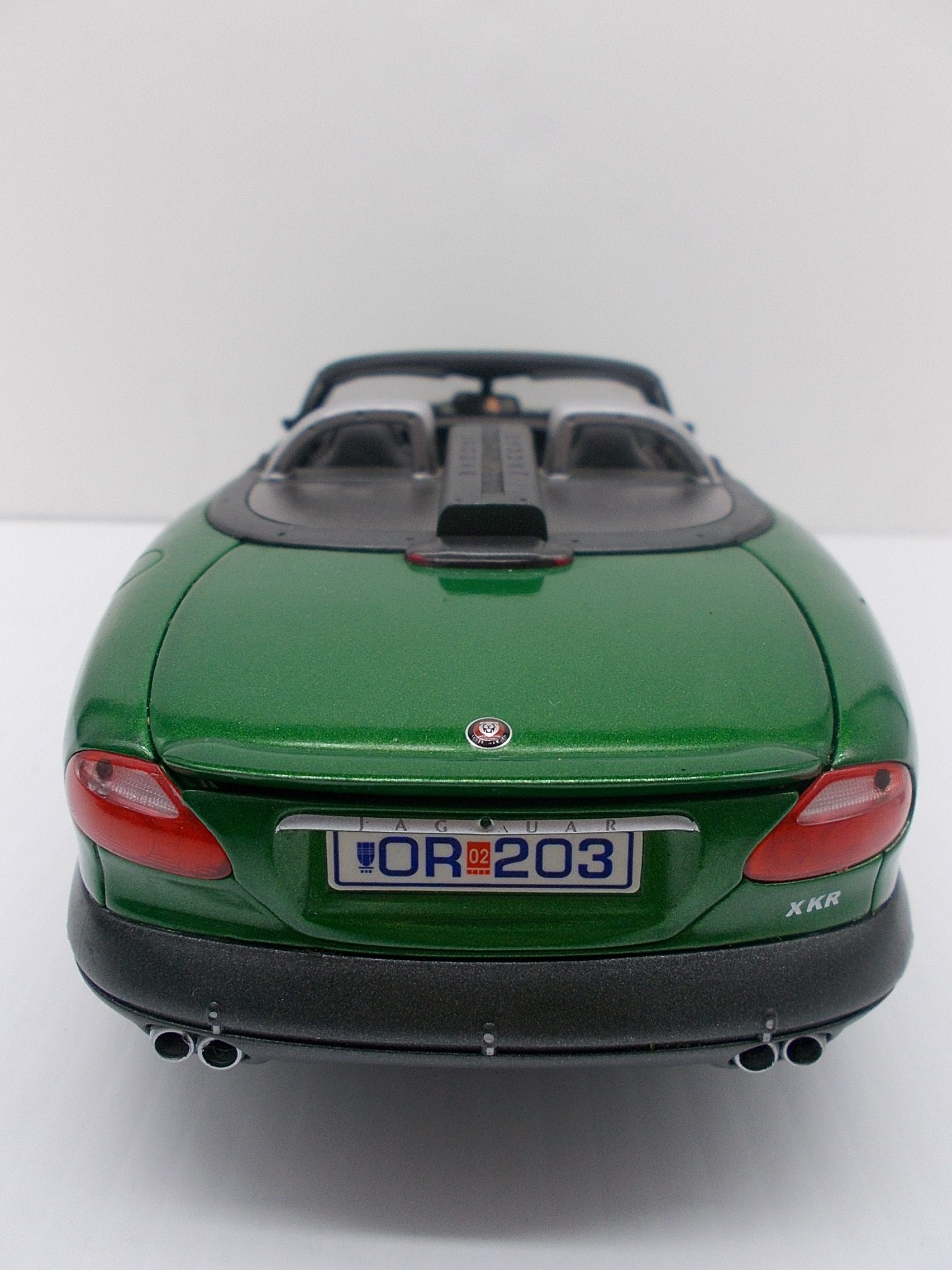corgi james bond jaguar XKR roadster car 1.18 scale diecast model