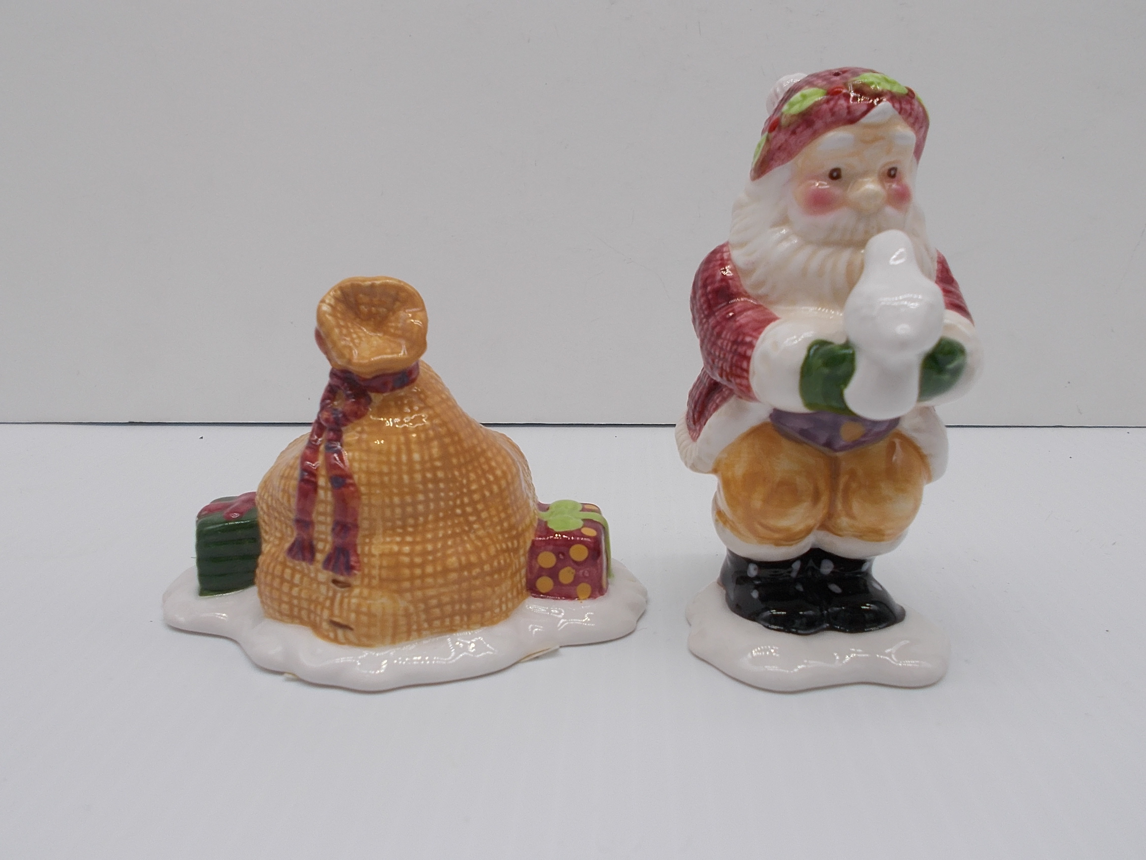 Santa Claus Salt & Pepper Shakers – Treasures Under Sugar Loaf – Antiques,  Collectibles, Home Decor and More